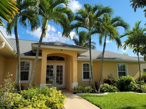 ---BEAUTIFUL TROPICAL GARDEN HEATED POOL HOME ---
/AN OPTION BOAT RENTAL