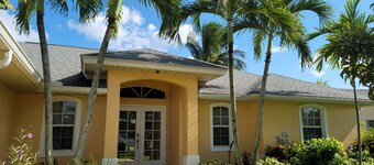 ---BEAUTIFUL TROPICAL GARDEN HEATED POOL HOME ---
/AN OPTION BOAT RENTAL