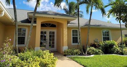 ---BEAUTIFUL TROPICAL GARDEN HEATED POOL HOME ---
/AN OPTION BOAT RENTAL