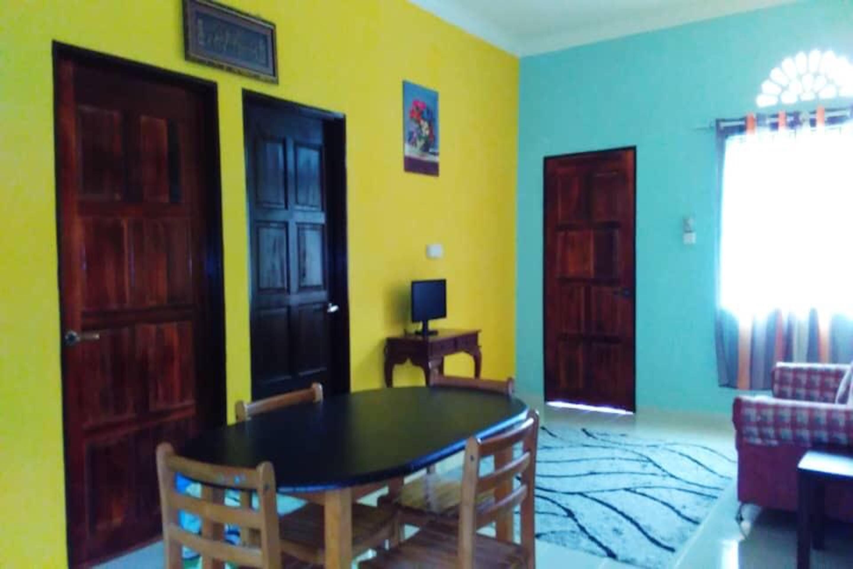 Meja kerja dan seprai linen