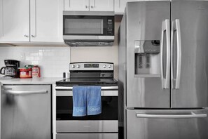Réfrigérateur, four, plaque de cuisson, cafetière/bouilloire