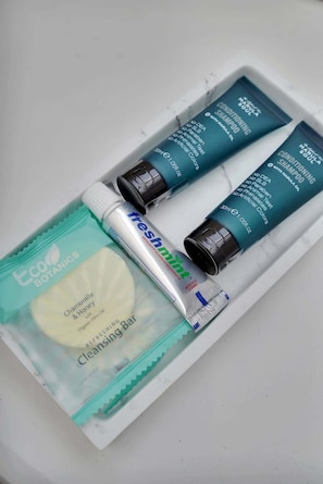 Dusche, Haartrockner, Handtücher, Seife