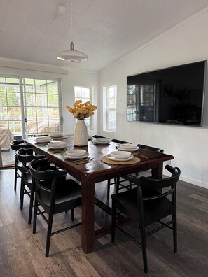 Dining - Lakefront Retreat. Saltwater Hot tube, dock,kayaks and fish gear included! (Silver Lake)