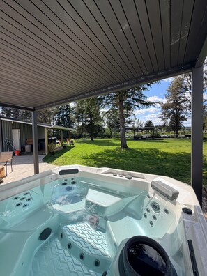 Bañera de hidromasaje al aire libre