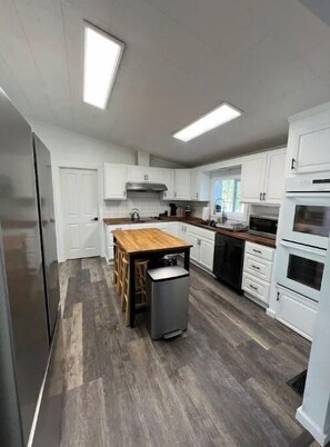 Fridge, microwave, oven, stovetop - Lakefront Retreat. Saltwater Hot tube, dock,kayaks and fish gear included! (Silver Lake)