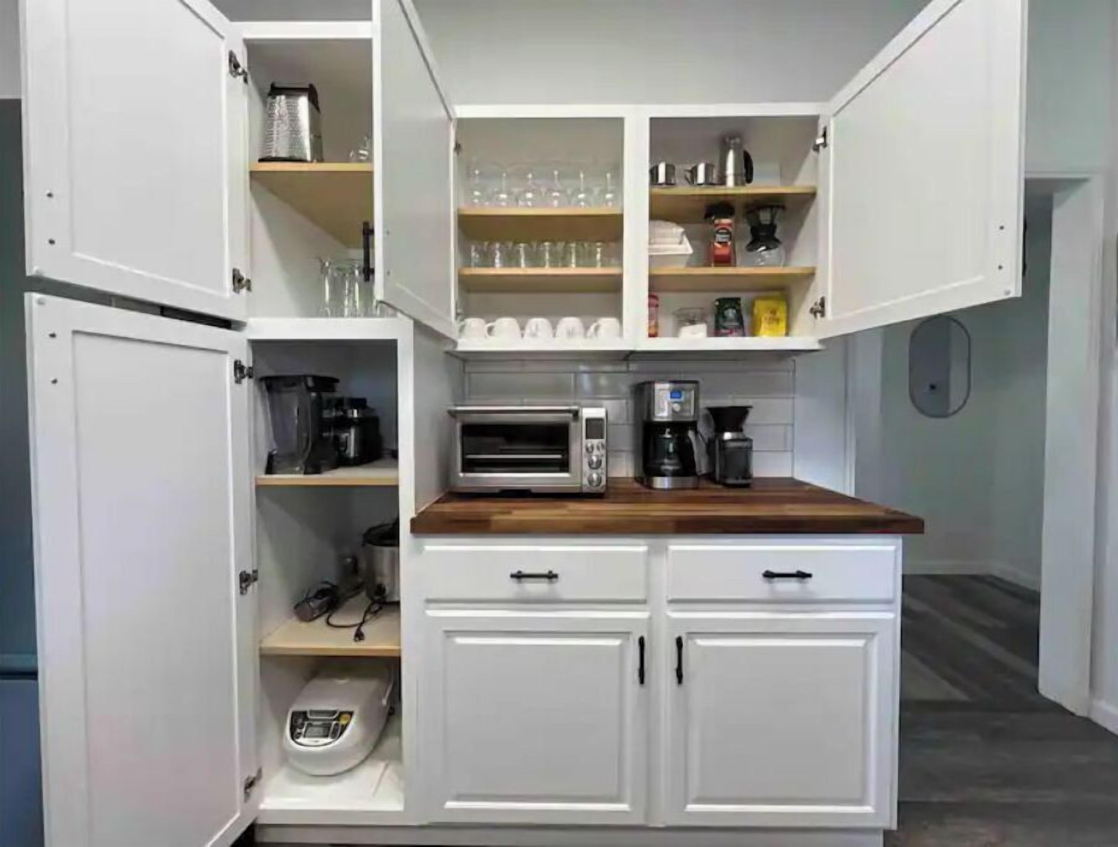 Kjøleskap, mikrobølgeovn, ovn og kokeplater