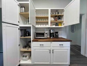 Kühlschrank, Mikrowelle, Ofen, Herdplatte