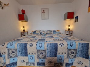 2 bedrooms, iron/ironing board, free internet