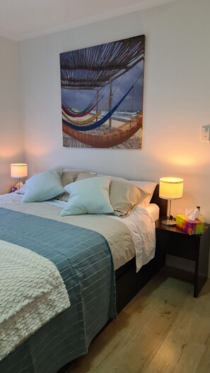 4 bedrooms, iron/ironing board, free WiFi, bed sheets - 4 bedroom, 4 bathroom lakefront home. (Meningie)