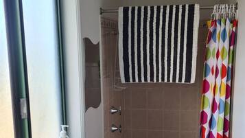 Dusche, Haartrockner, Handtücher, Seife