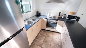 Coffee/tea maker, fridge, microwave, oven