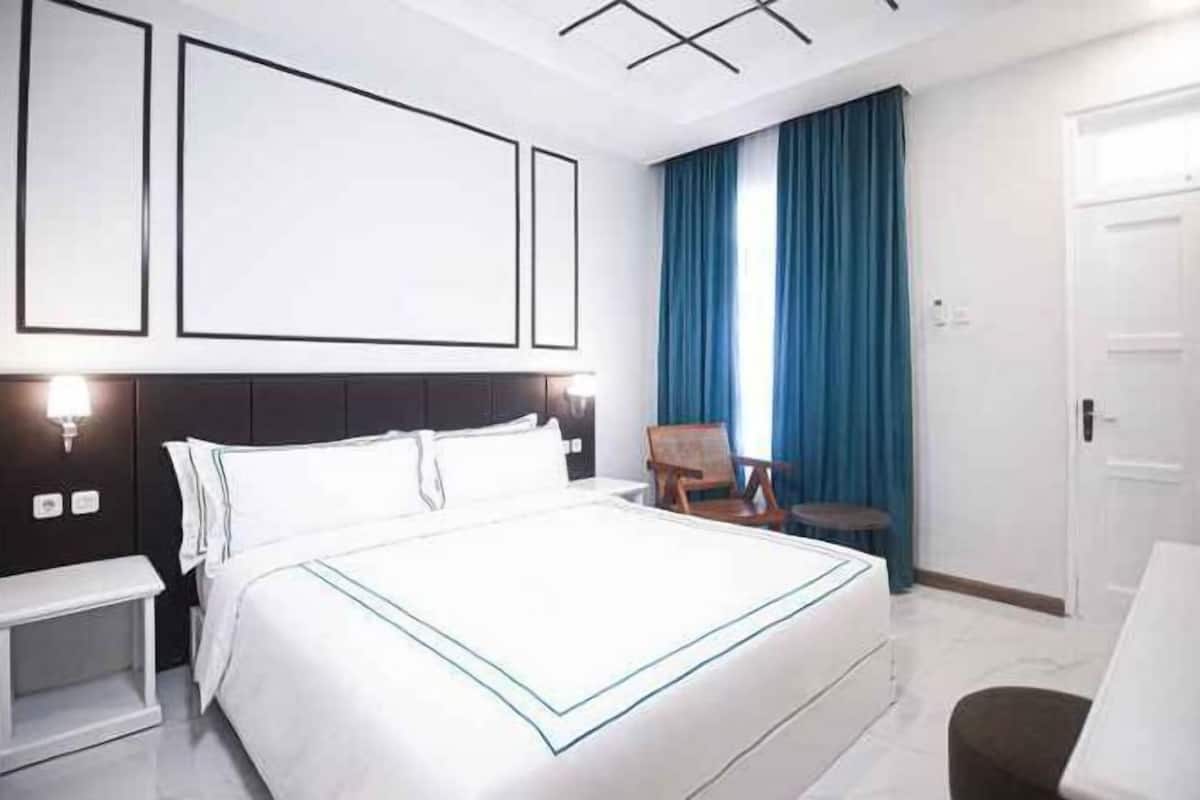 Iron/ironing board, free WiFi, bed sheets