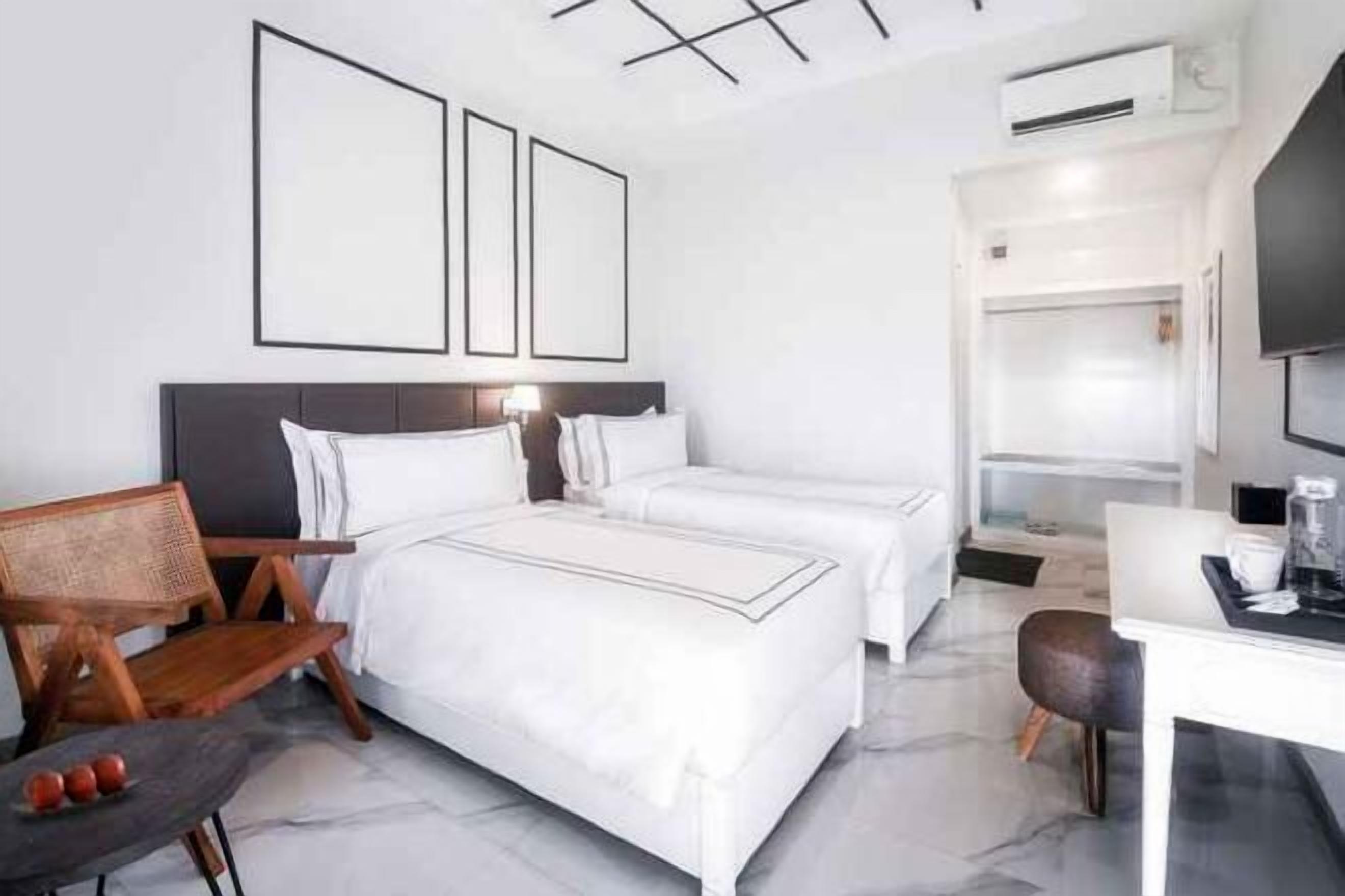 Tabla de planchar con plancha, wifi gratis y ropa de cama 