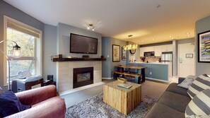 Televisión, chimenea y estéreo 