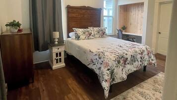 4 間睡房、房內夾萬、書桌、熨斗/熨衫板