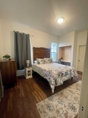 4 bedrooms, in-room safe, desk, iron/ironing board