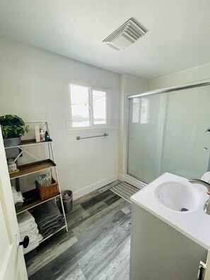 Shower, hair dryer, towels, soap - Country Farmhouse Close To Campus (Halsey)