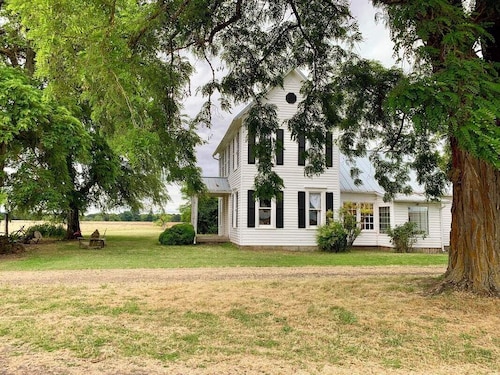 Country Farmhouse Close To Campus