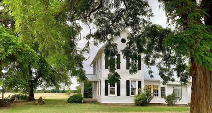Country Farmhouse Close To Campus