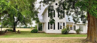 Country Farmhouse Close To Campus