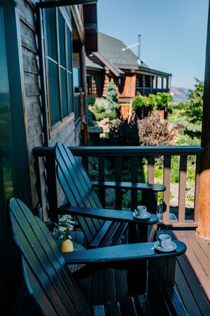 Luxe eenpersoonskamer, 1 kingsize bed, balkon, uitzicht op bergen | Italiaanse Frette-lakens, luxe beddengoed, donsdekens, pillowtop-bedden