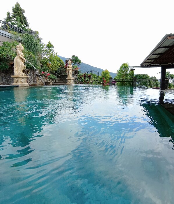 Hồ bơi ngoài trời
