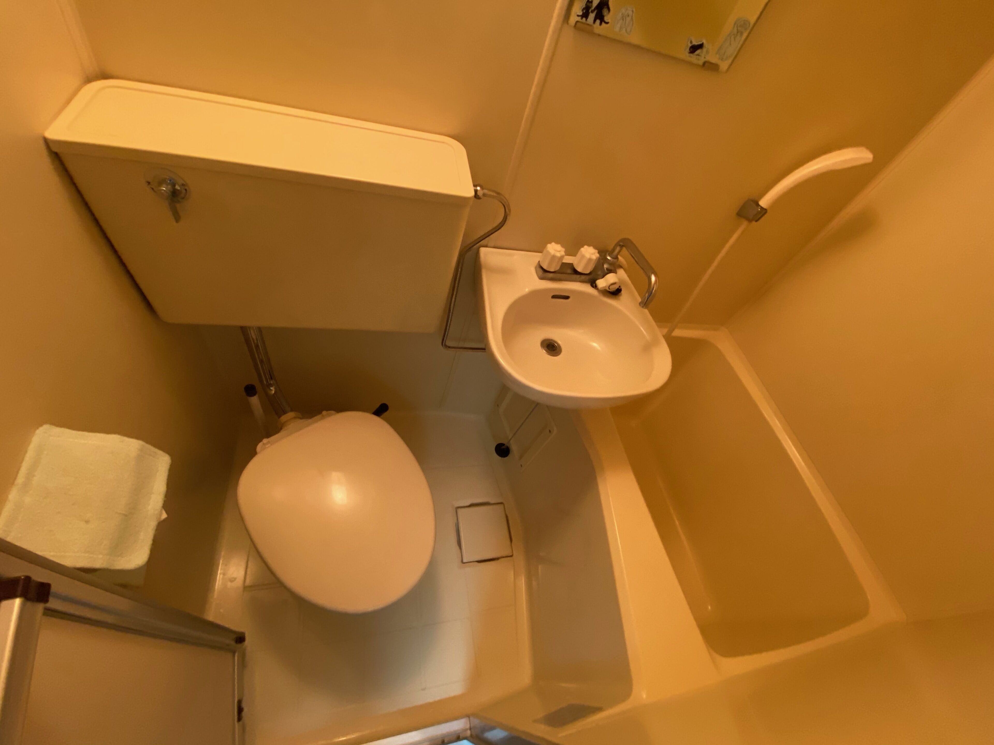 A bathroom with a toilet, sink, and bathtub.