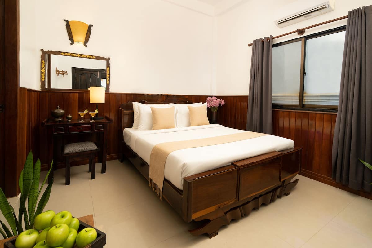 Chambre Économique, 1 très grand lit | Minibar, décoration personnalisée, ameublement personnalisé, bureau