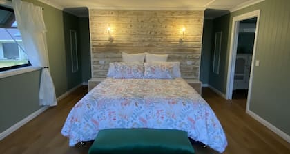 Q1 on Crestview, Adorable 1 Bedroom Farm Stay Cabin