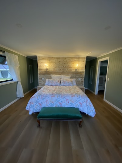 Q1 on Crestview, Adorable 1 Bedroom Farm Stay Cabin