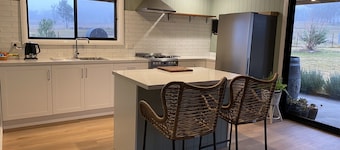 Q1 on Crestview, Adorable 1 Bedroom Farm Stay Cabin