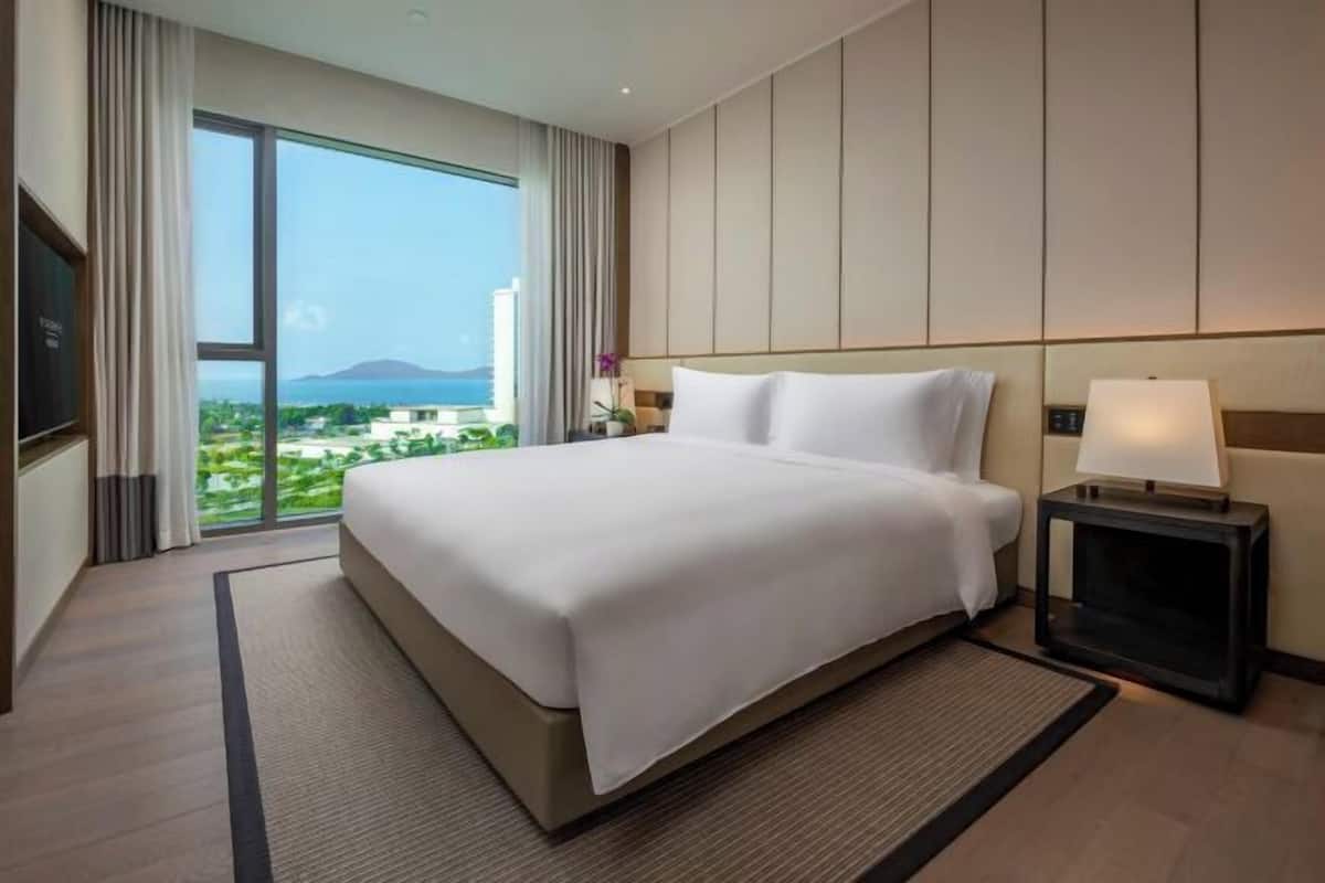 1 bedroom, premium bedding, minibar, in-room safe