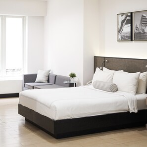 Premium bedding, pillow-top beds, in-room safe, desk - Le Mansion Senopati Hotel (Jakarta)