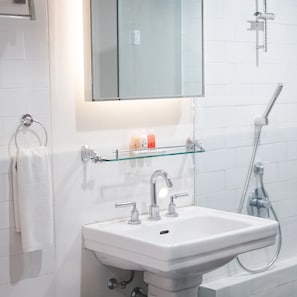 Separate tub and shower, rainfall showerhead, hair dryer, slippers - Le Mansion Senopati Hotel (Jakarta)