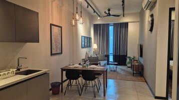 Premium Apartment, 1 Bedroom, City View | In-room dining