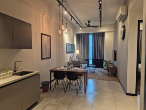 Premium Apartment, 1 Bedroom, City View | In-room dining