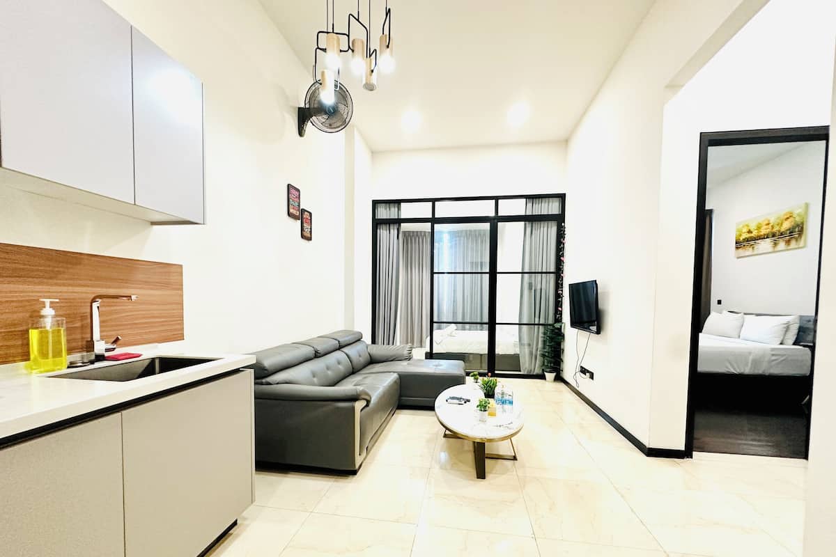 Executive Apartment, 2 Bedrooms | Living area | Smart TV, fireplace