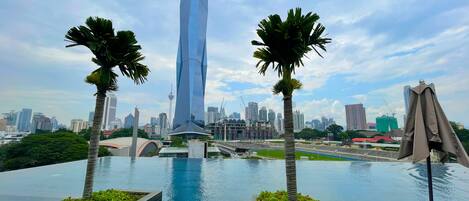 2 ulkouima-allasta avoinna 8.00–22.00, aurinkovarjoja