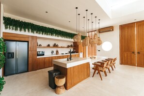 Refrigerador, microondas, placa de cocina, lavavajillas