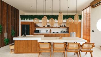 Villa, 4 habitaciones | Cocina privada | Refrigerador, microondas, parrilla de estufa y lavavajillas