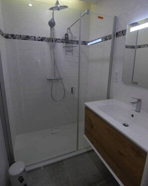 Shower, hair dryer, towels, soap - Marais, rue Volta, 4 PAX with A/C - 1 Bedroom (Paris)
