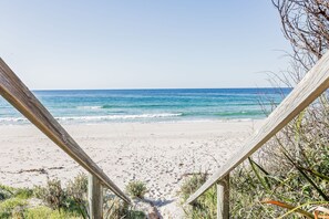 Ranta lähistöllä, aurinkotuoleja