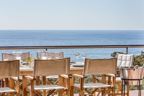 Outdoor dining - Bayview: breathtaking ocean views from this amazing luxury retreat (Eagle Bay)