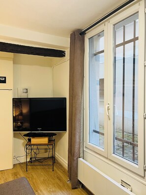 Interior - Arts-et-Métiers: 5 minutes walk from rue Rambuteau (Paris)