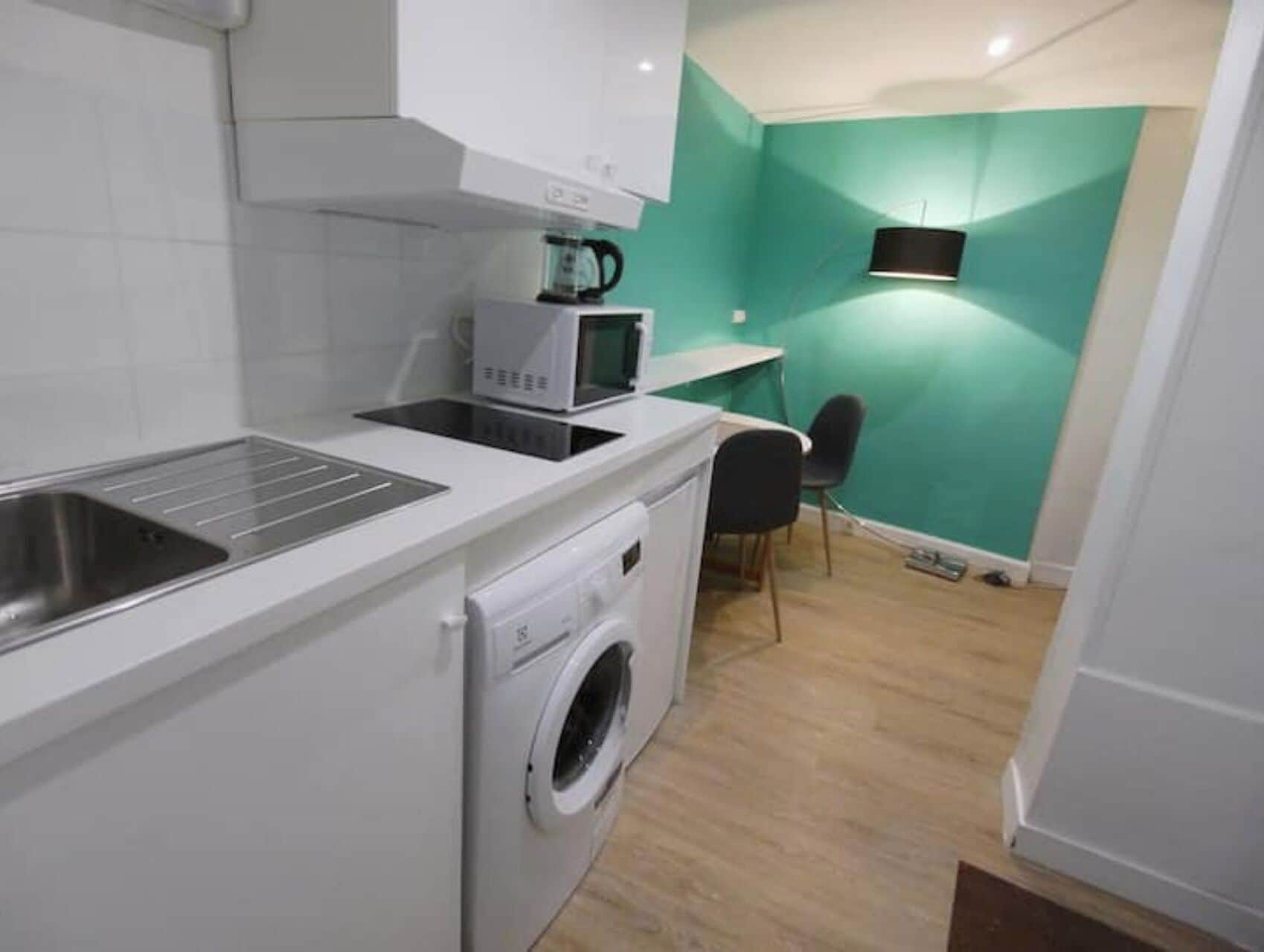 Fridge, oven, stovetop, coffee/tea maker