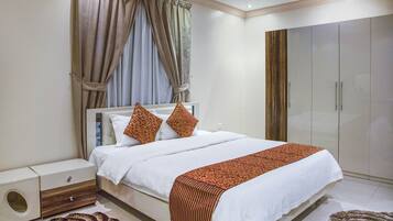 Apartment, 2 Bedrooms | Hypo-allergenic bedding, desk, soundproofing, free WiFi