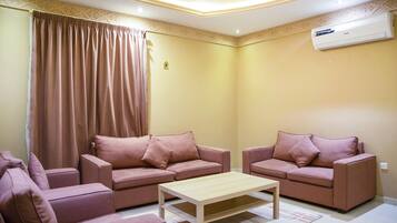 Apartment, 2 Bedrooms | Hypo-allergenic bedding, desk, soundproofing, free WiFi