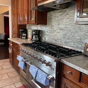 Een koelkast, een magnetron, een oven, een kookplaat