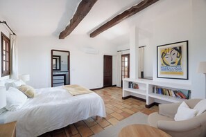 8 Schlafzimmer, Zimmersafe, Schreibtisch, Bügeleisen/Bügelbrett