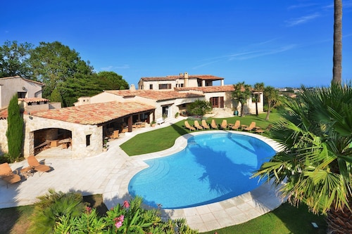 Luxurious Villa with Pool, Tennis Court, Pétanque, Bar, Pizza Oven, and Sea View